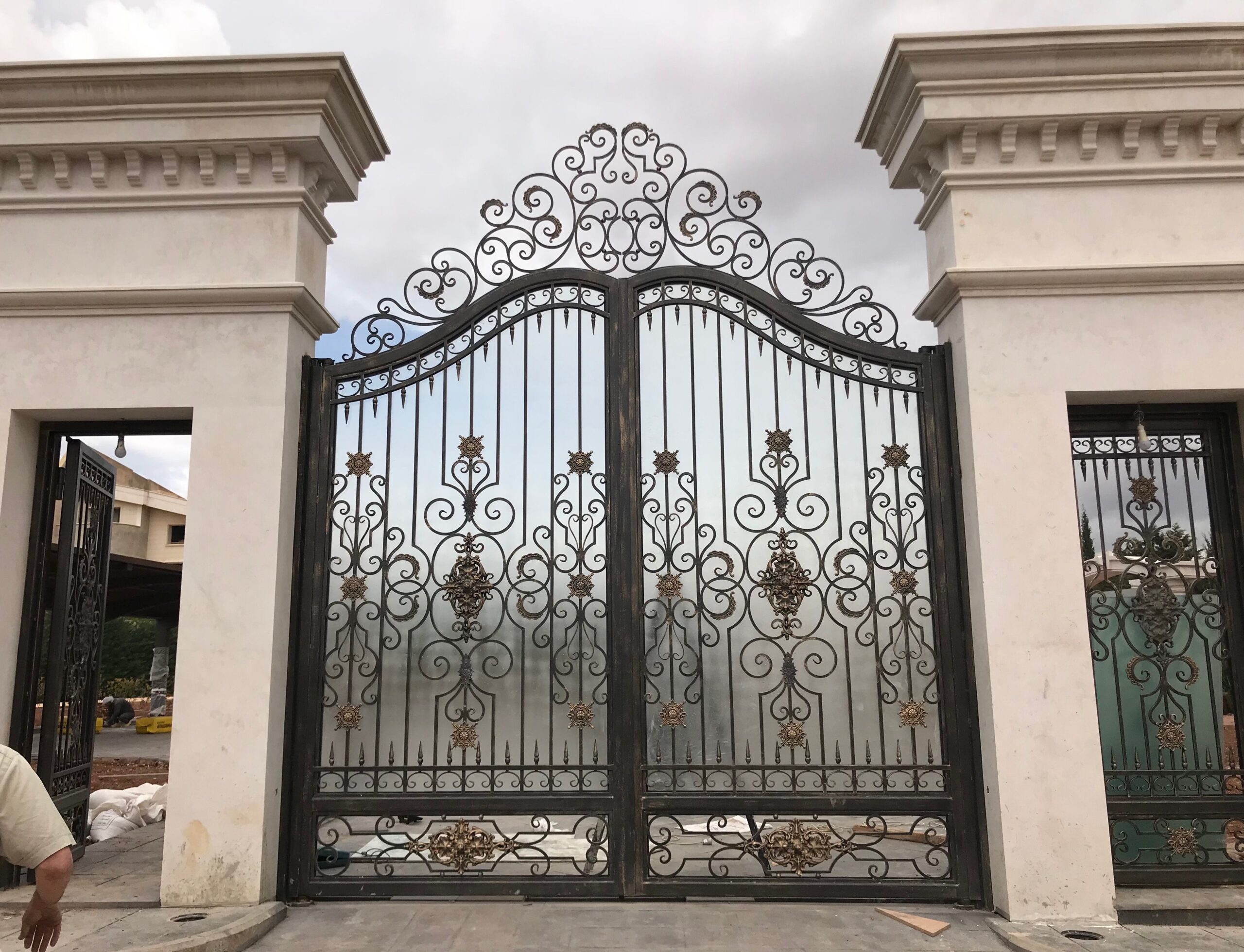 ورشة المحيط لتفصيل جميع انواع الابواب والشبابيك متخصصة في تنفيذ جميع اعمال الحدادة بالرياض ابواب ليزر ابواب ألماني شبابيك ليزر ابواب كهرباء ابواب سحاب تشكيل وزخرفة جميع اعمال الحديد درج سلالم افضل ورشة حداد في الرياض للتواصل: 0543947294 متخصصون ورائدون في اعمال الحدادة تشكيل حديد ابواب وشبابيك ودربزينات زخرفة المعادن وواجهات الأبواب والشبابيك ابواب خشب داخليه بالرياض، تفصيل دواليب وغرف نوم بالرياض كل ما يخص الأبواب والشبابيك والالمنيوم المعروضة للبيع في السلط على السوق المفتوح وبأسعار منافسة، تصفح الأبواب، أعمال الحديد والالمنيوم، الشبابيك نقوم بتفصيل جميع انوان الابواب ابواب خشبيه ابواب حديد ابواب سحاب ابواب ليزر بالرياض 0566625444 ابواب خشب داخليه بالرياض، تفصيل دواليب وغرف نوم بالرياض، محلات تفصيل ابواب خشبيه بالرياض، ابواب وشبابيك للبيع بالرياض